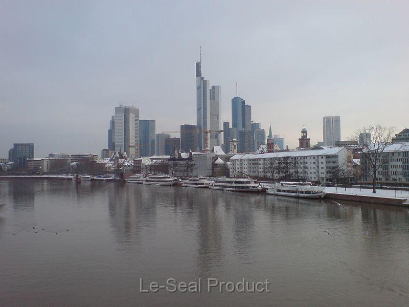 800px-Bankfurt_Skyline_From_Frankfurt_Bridge.jpg